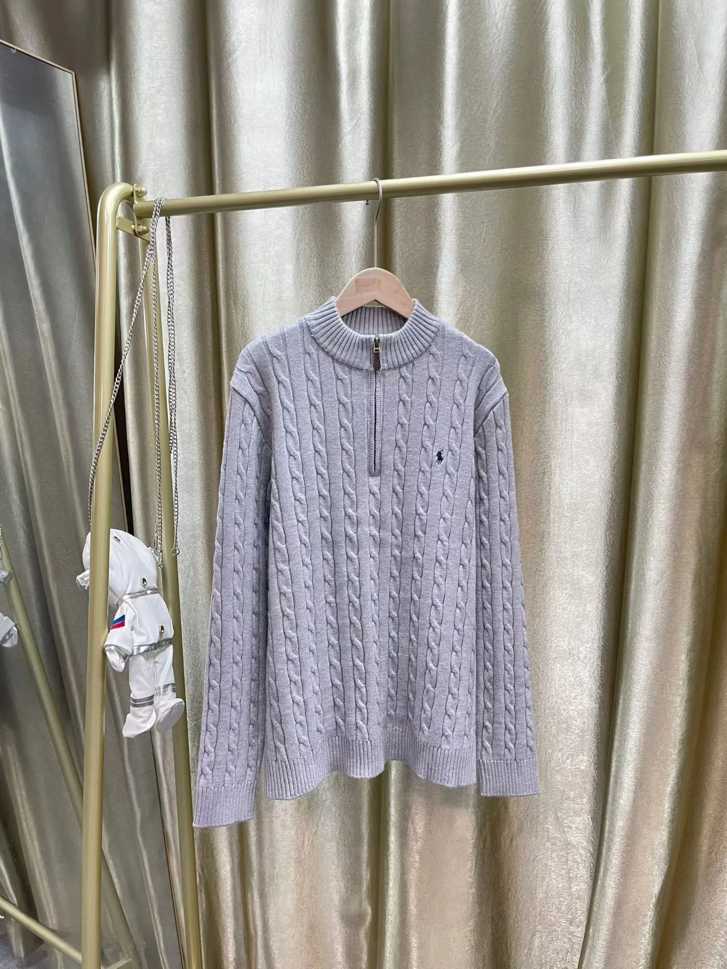 P276 Top quality products Top purchasing version SS25 new autumn product POLO Lavlauf Small logo embroidered twisted rope half-zip sweater Counter-color dyed wool blended cotton yarn High weight and high density Super high quality The wool is soft, delicate and skin-friendly. It feels soft and silky. The hand feel is not ordinary 💕 All color dyed high weight cotton yarn ensures no color difference. It adopts four-hole knitting method, tight and textured It is durable, does not deform and is not prone to pilling. It has a soft, warm and comfortable feel. It does not stick to your body when worn alone. It is absolutely perfect‼ ️Classic knitted clothing uses exquisite details and iconic brand symbols to reinterpret the charming charm, injecting low-key brand logo connotation into the entire design. It is simply amazing🉑️All produced on imported looms. The details are clearly visible. The collar label has an anti-counterfeiting chip. The double-layer main wheat has a built-in NFC anti-counterfeiting chip. The washing wheat is consistent with ZP. It is full of details. The details are well grasped. Challenge the market currency and are not afraid of random comparisons! The upper body effect is very good. No matter how you match it, it looks high-end and elegant. It has a high-end feel🫴 It is so versatile🍑It is a must-have for both men and women🉑️ Color: Black Gray Size: S-XL